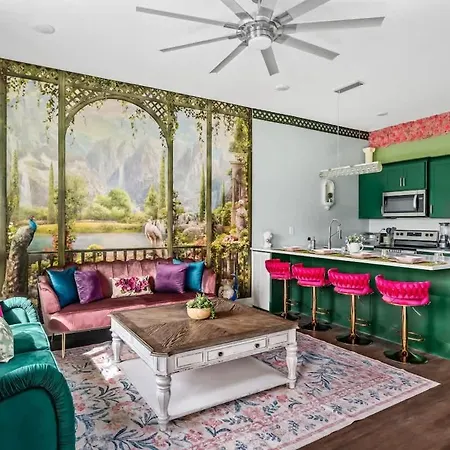 Bloom Haus Dt 2Miles - 8 Q Beds - Rooftop - Omg